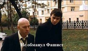 Припаркованный посередине двора автомобиль Bentley случайно загорелся....Смотрим видео!