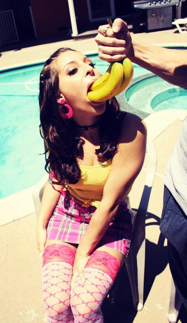 Девушки так любят фрукты, особенно бананы! Пост 16+