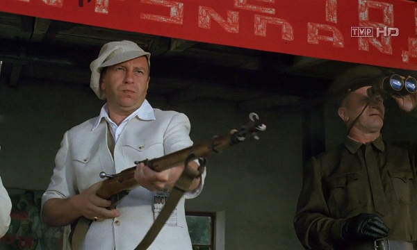 В элитном подмосковном посёлке Вешки ФСБ проводит масштабную спецоперацию - местный житель отстреливается из дома