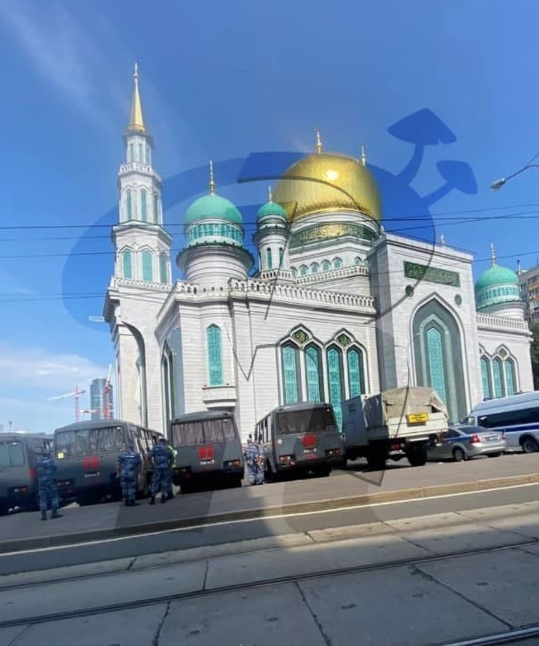 В Московской области крупная спецоперация: оперативники проверяют верующих, которые собрались на пятничную молитву в мечеть в Котельниках
