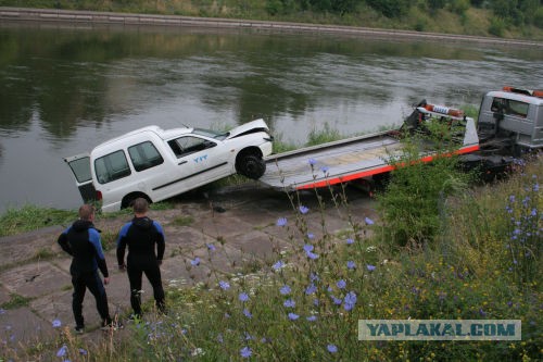 Утонула девушка вместе с машиной