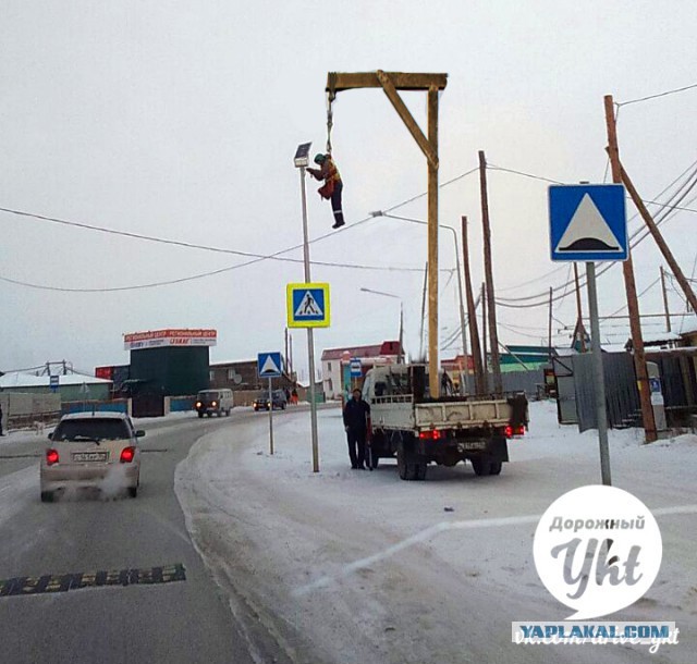 Суровый монтаж камеры видеонаблюдения.