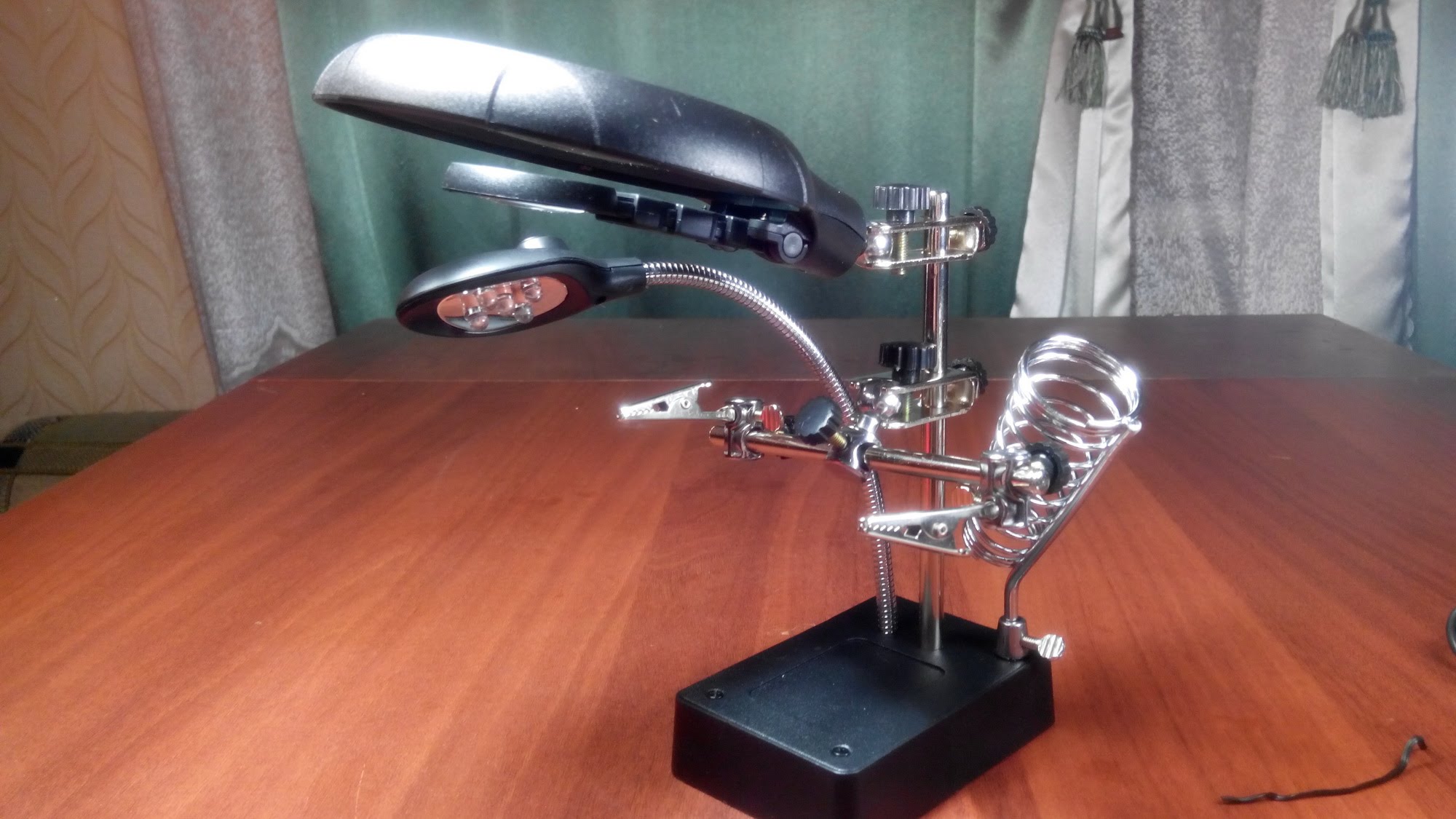 приспособление для пайки с увеличительным стеклом. Acap2002 вспомогательная рука для gt-201a. третья рука с роликом для шиномонтажа. штатив с лупой и подсветкой proskit sn-396. 3я рука для пайки с подсветкой.