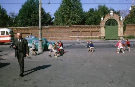 Вспомни, куда пролетели годы. Как ты был молод и свободен от забот!