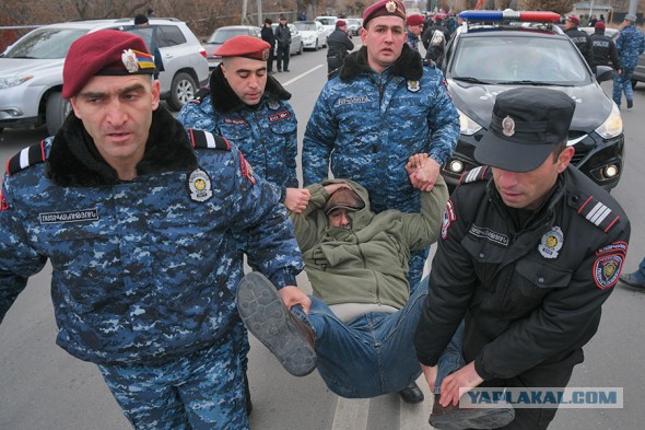 B Армении в эти минуты проходит акция с обвинениями в адрес Российской Федерации