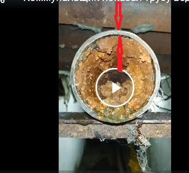 Коммунальщик показал трубу водоснабжения в одной из многоэтажек