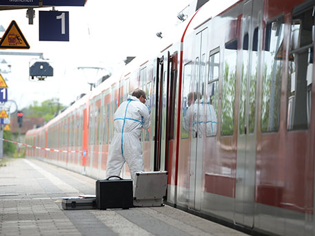 Мужчина покалечил топором 20 человек в поезде в Германии