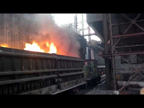 БелАЗ окутало пламенем во время погрузки угля в Хакасии