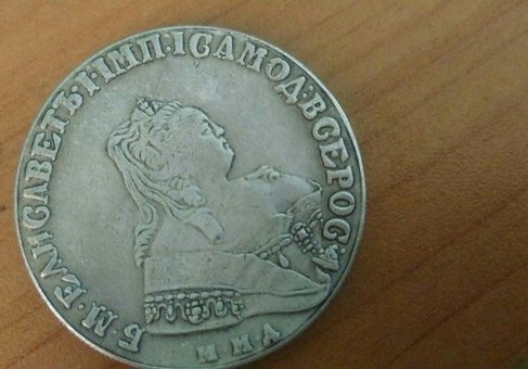 Петербуржец отдал за липовые «царские» монеты всё, что у него было. Даже кредитные наушники