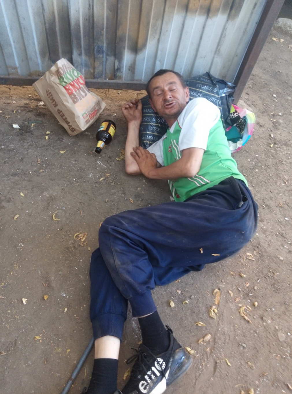 Парень бомж