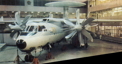 Самолет Grumman E-2D заходит на посадку на атомный авианосец