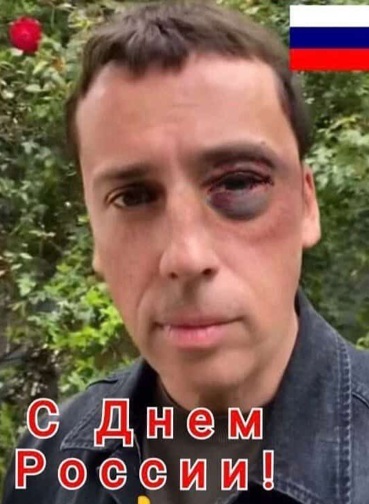 Сегодня в Дубае, на небоскребе Бурдж Халиф показали флаг России и поздравили русских в официальном аккаунте