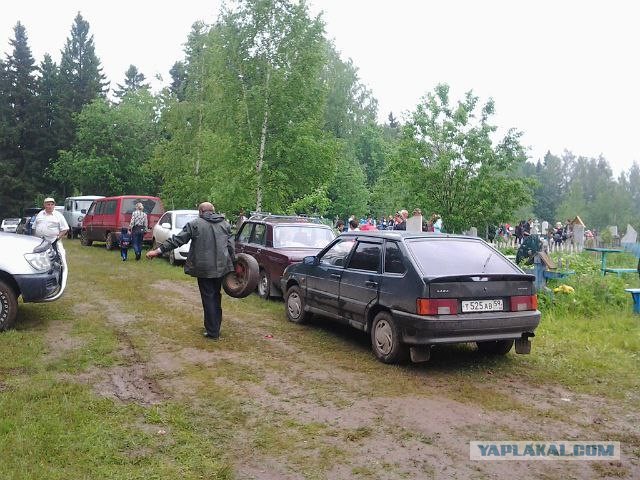 В Нижнем Новгороде цыгане устроили шашлычное застолье прямо посреди памятников и крестов на местном кладбище