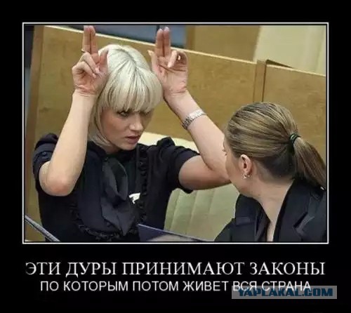 Кандидат в депутаты пытается говорить ротом.