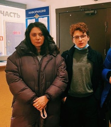 Полиция продолжает задерживать сторонников Навального, которые хотят попасть на встречу в московском аэропорту.