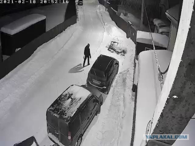 Нормально вообще? С каких пор вдруг парковочные места стали по дворовому признаку у нас делить? Казань