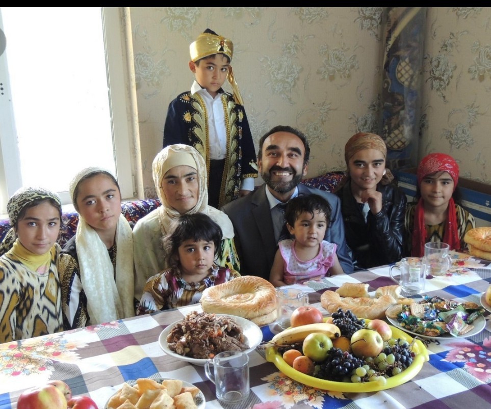 Мама по таджикски. Таджикская семья. Семья в Таджикистане. Узбекская семья. Русско таджикские семьи.