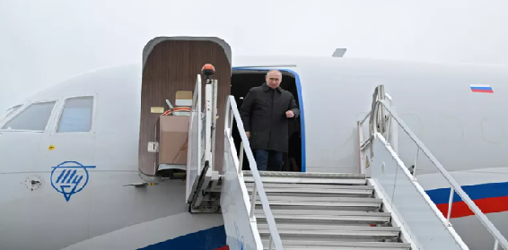 Путин вылетел на Аляску, пишет Bloomberg