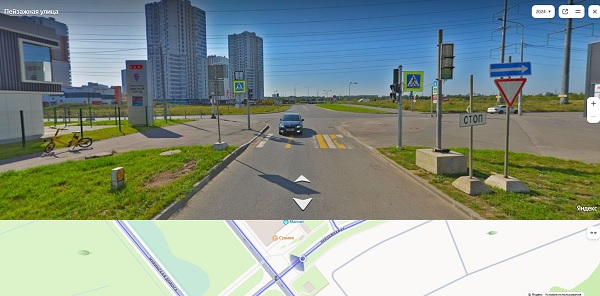 Автомобиль въехал в толпу на тротуаре в Мурино