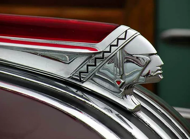 Великолепные фигурки на капотах автомобилей