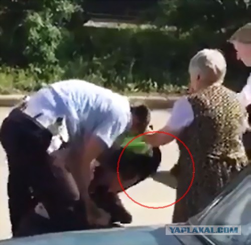На Урале проверка документов закончилась дракой автомобилистов с ДПС. ВИДЕО