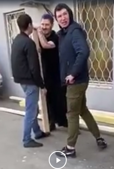 Товарищ с бревном ставит на чёрное. 16+