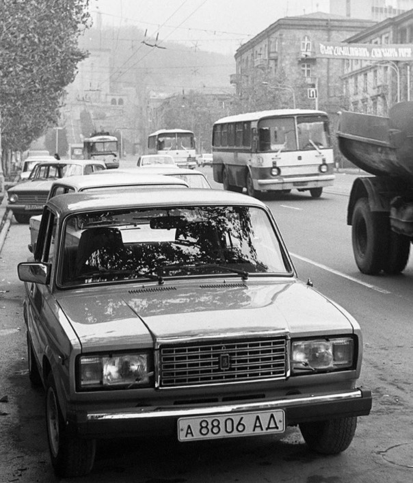 Теплые «ламповые» фотографии с автомобилями прошлого