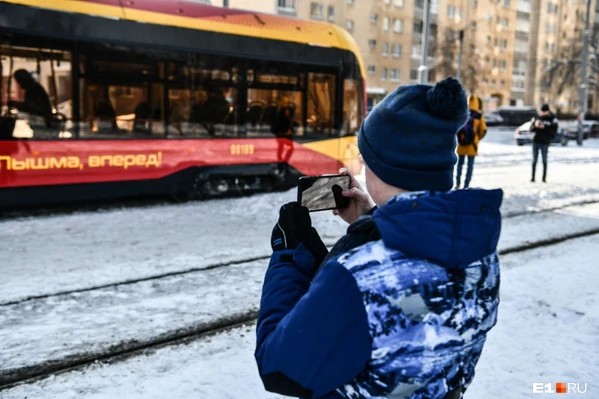 «Разбитый зад — это изюминка». В Екатеринбурге школьник делает из бумаги точные копии автобусов и трамваев