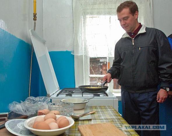 Фотожаба: Медведев жарит яишницу