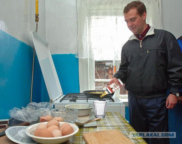 Фотожаба: Медведев жарит яишницу