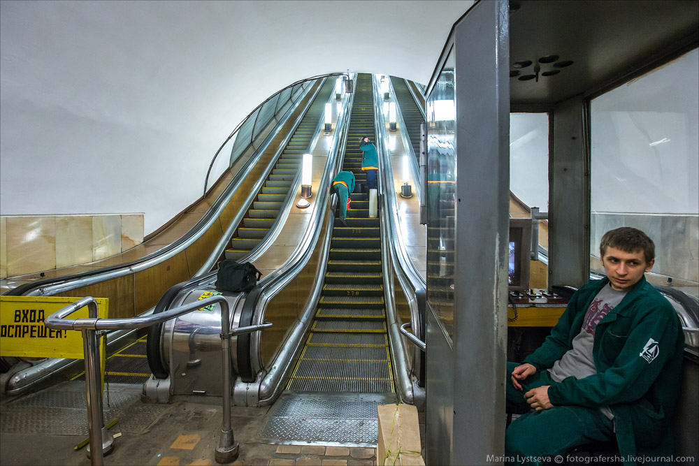 Будка лифта. Будка в метро у эскалатора. Метро еритасардакан эскалатор. Московский метрополитен эскалатор. Будки в метро.