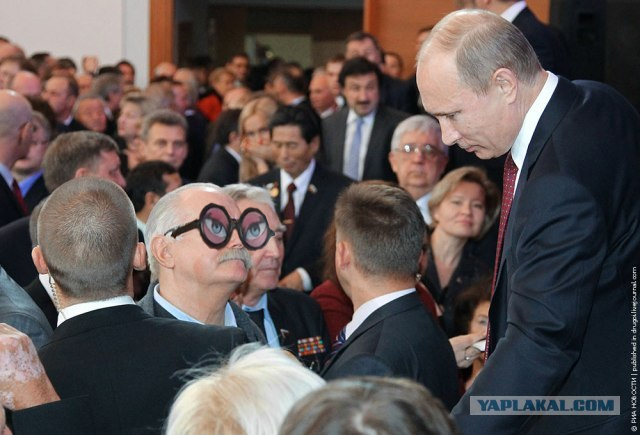 Oхрана на дает упасть Михалкову на колени