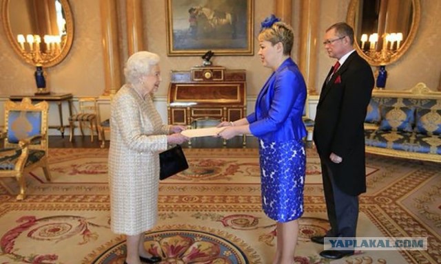 Королева-мать в недоумении.   Для русских - ничего нового.
