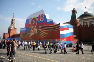 Житель Самары, в стихах, призвал не вешать пошлые наклейки ко Дню Победы на машины!