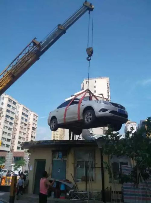 В Китае припаркованную в неположенном месте машину эвакуировали на крышу дома