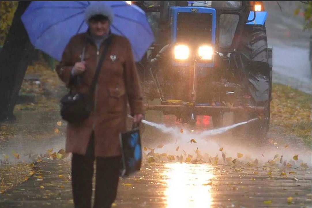 Почему моют дороги. Поливальная машина в дождь. Машины поливают дороги в дождь. Дождь поливает. Мытье дорог в дождь.