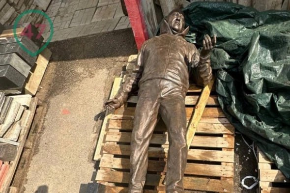 На могиле Евгения Пригожина в Санкт-Петербурге установили памятник и скульптуру в полный рост
