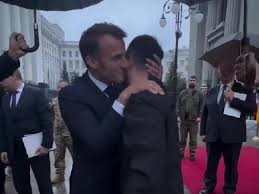 Президент Франции Макрон получил пощёчину от жены во время визита во Вьетнам