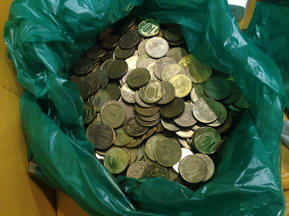 где можно поменять монеты на деньги. аппарат по обмену мелочи на купюры. металлические деньги. переплавка монет. где обменять мелочь на бумажные деньги.