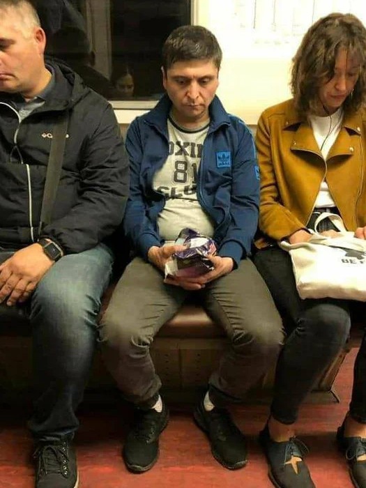 А кто-то уже замечен в московском метро