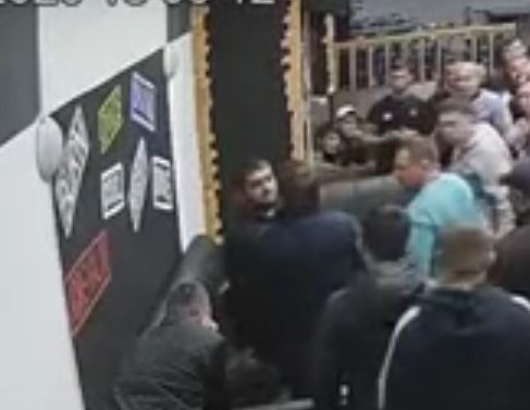 В Орске толпа мужчин избила посетителей в развлекательном заведении