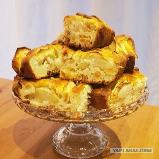 Быстро-вкусно: пирог на сметане с персиками