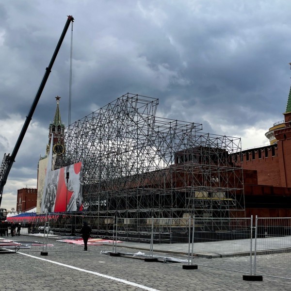 Космонавты Олег Артемьев и Денис Матвеев выносят Знамя Победы в открытый космос