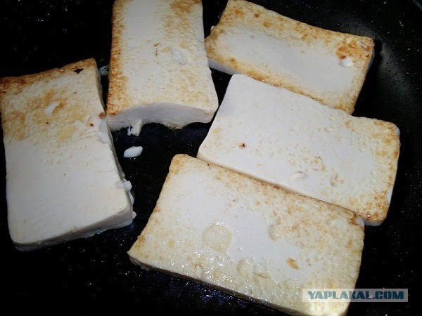 «Ишь грудь выпячила, бёдрами виляет, - Курица!», совместный пост  - Frau Marta и Mitsv