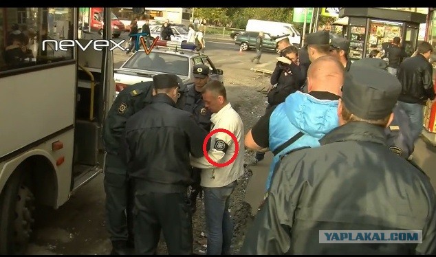 Полиция задерживает беременных женщин и детей
