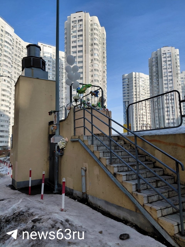 Мальчик погиб, упав с детской площадки.