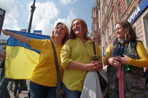 Та, которая по Питеру в украинском флаге