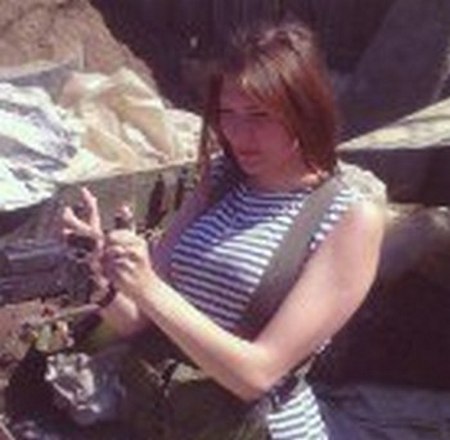 "Ополченка- пулеметчица на позициях под Широкино.