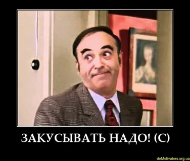 В новой квартире нахожу вещи предыдущей хозяйки. Она их поправляет