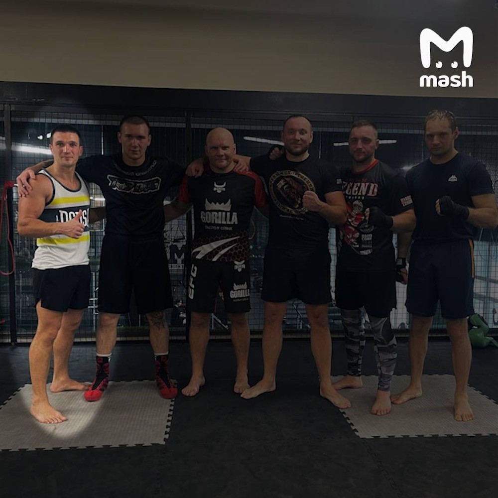 Боец ММА в Одинцово избил соседа-стилиста у двери квартиры и пригрозил пистолетом ему и его маленьким детям из-за шума.